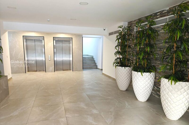 Hils Brauner, Pallady, new, studio + parcare, garden view.